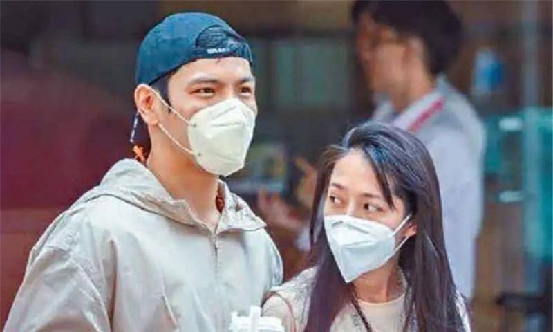 原创合体同框向佐和挺着孕肚的郭美女逛街马上生产的小向太素颜憔悴令