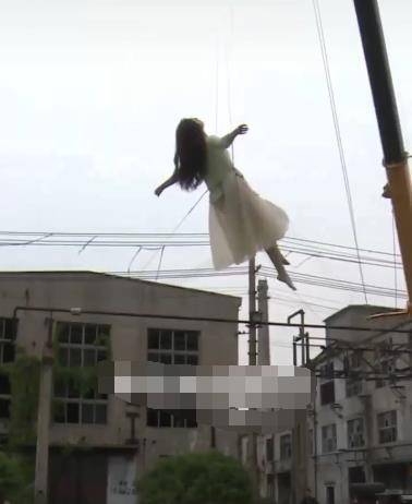 原创刘亦菲穿裙子吊威亚下降时裙摆被吹起来露出的东西女生一看便知