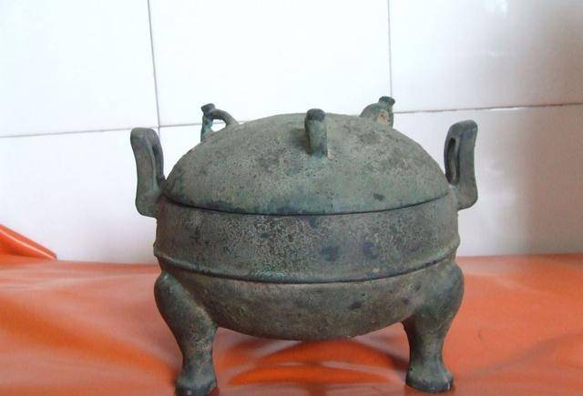 原创村民意外挖到两陶罐里面全是金子上交后政府给100元奖励现在价值