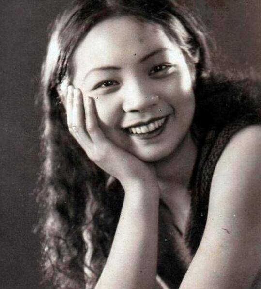 在跟第一任丈夫金焰(著名演员)离婚后,王人美经朋友介绍认识了著名