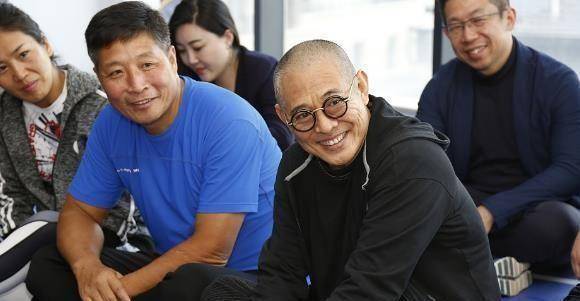 原创56岁李连杰终于现身了受病痛老了许多妻子时尚犹存