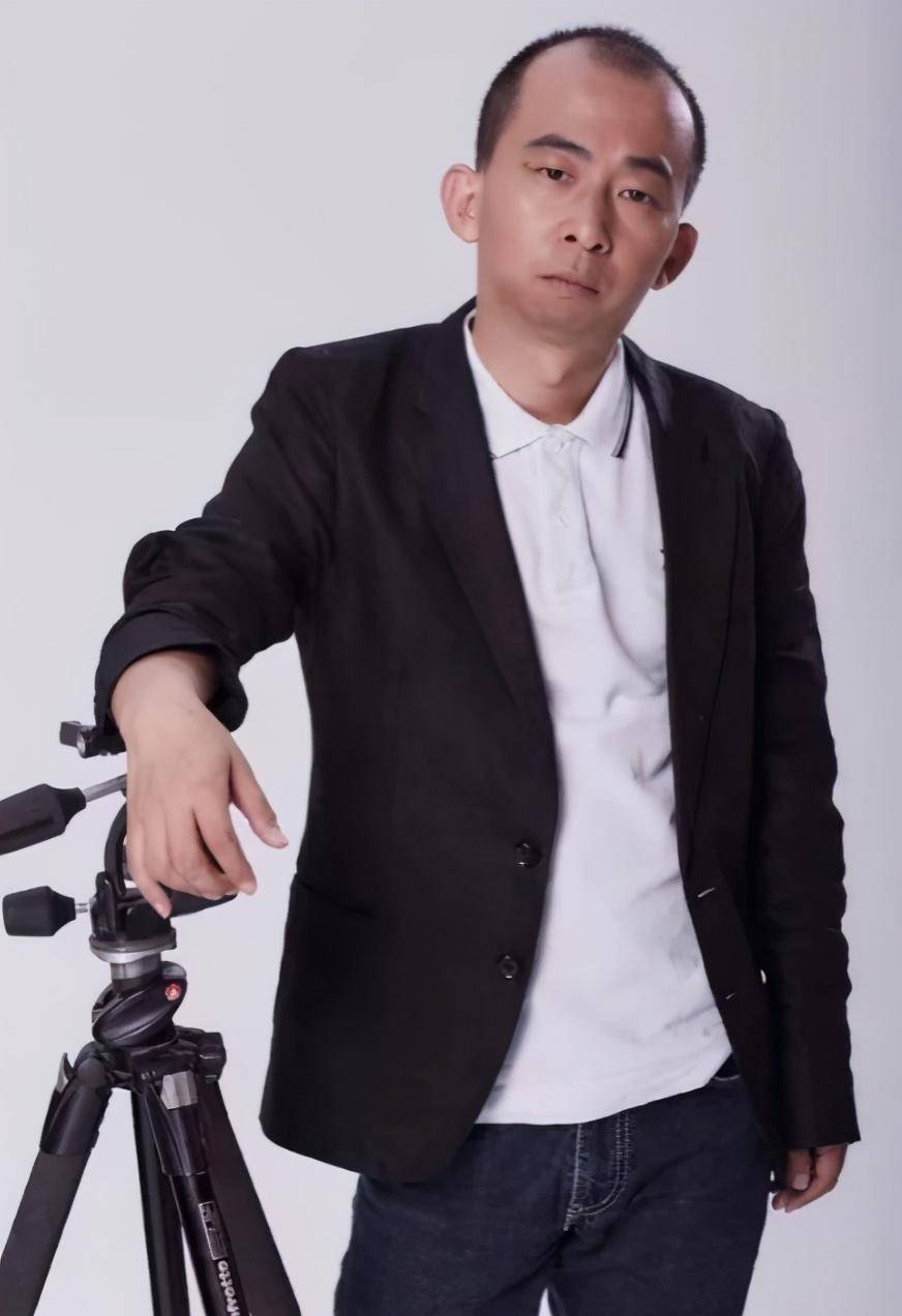 导演称:心中一直幻想着自己可以站上更大舞台的他,在坚持到初中毕业之