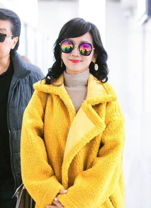 原创65岁赵雅芝再潮出新高度穿柠檬色大衣高调减龄像25岁气质