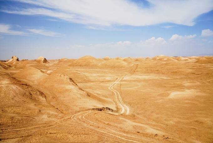 是七天六晚,人均花费2000多,费用包含全程的住宿,车费,以及景点门票等
