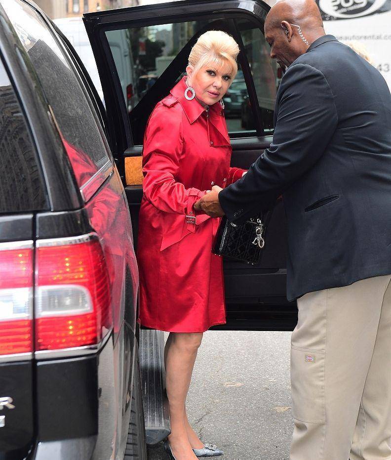 原创特朗普71岁原配不一般携手小23岁男友现身海边泳装如少女