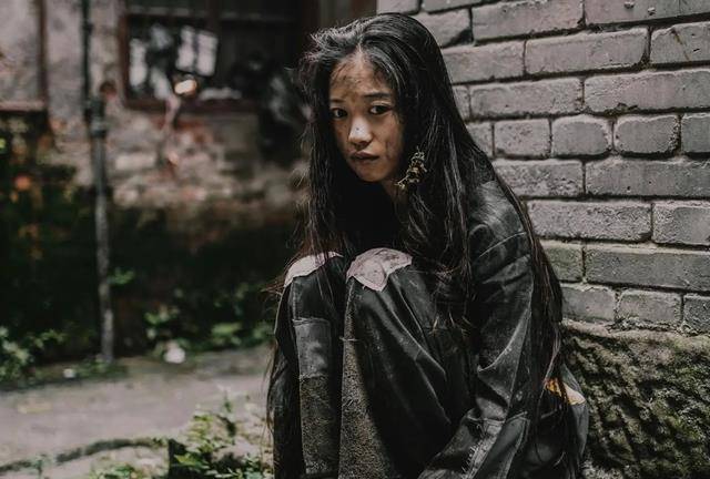 2013年老人给乞丐100元,事后才知道,对方竟是失踪已久的亲女儿_杨果