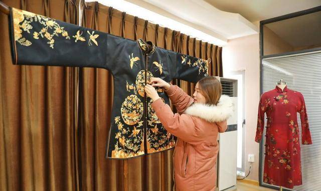 原创95后寿衣女模任赛男阴气太重遭到父母朋友冷眼如今成网红