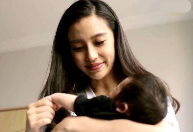 原创angelababy陪伴小海绵看电影两人同框画面超温馨素颜出镜显憔悴