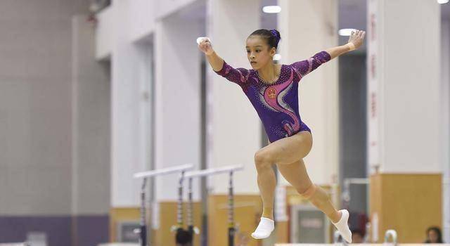 90后体操女神,恋上比自己矮的体操冠军,退役后收获爱情当准妈妈_周捷