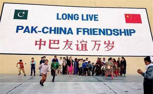 巴铁对外宣布:将与中国共进退,深陷泥潭之际,中国做法让人称赞