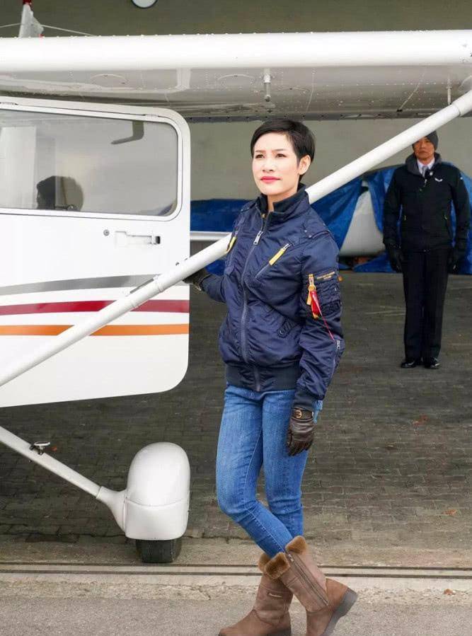 贵妃穿背心急飞德国团聚,泰王机场赠送10套礼服_妮娜_身材_泰服