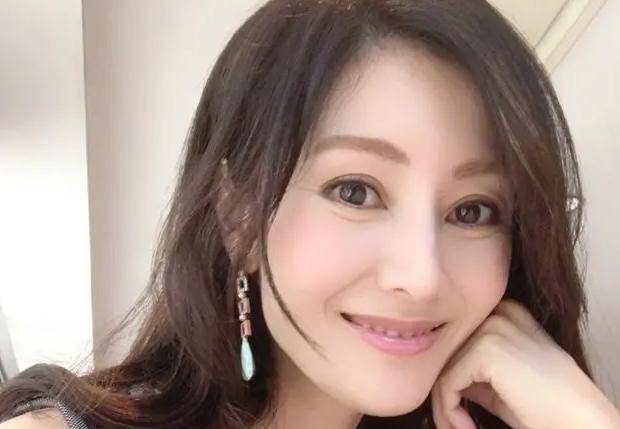 53岁李嘉欣现身跑马场,身形消瘦状态差,420亿身家丈夫精神焕发_小时候