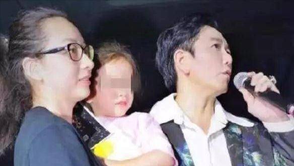 有了家庭之后,温兆伦开始更加努力地工作,希望能够给老婆和孩子更好的