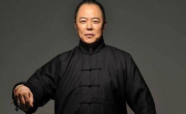 原创女星穿泳衣大秀好身材张铁林目不转睛看出神笑得不能自已