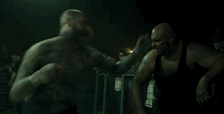 刚开头,道尔顿现身地下黑拳擂台赛.