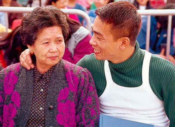 原创陈小春从理发小哥到香港影帝山鸡哥辛酸往事