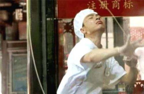 原创当年一夜走红的拉面哥出名后辞职娶漂亮女粉丝他们现状如何