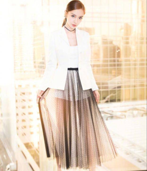 原创angelababy走在下班路上1800的半身裙屁兜缝在前面真够个性的