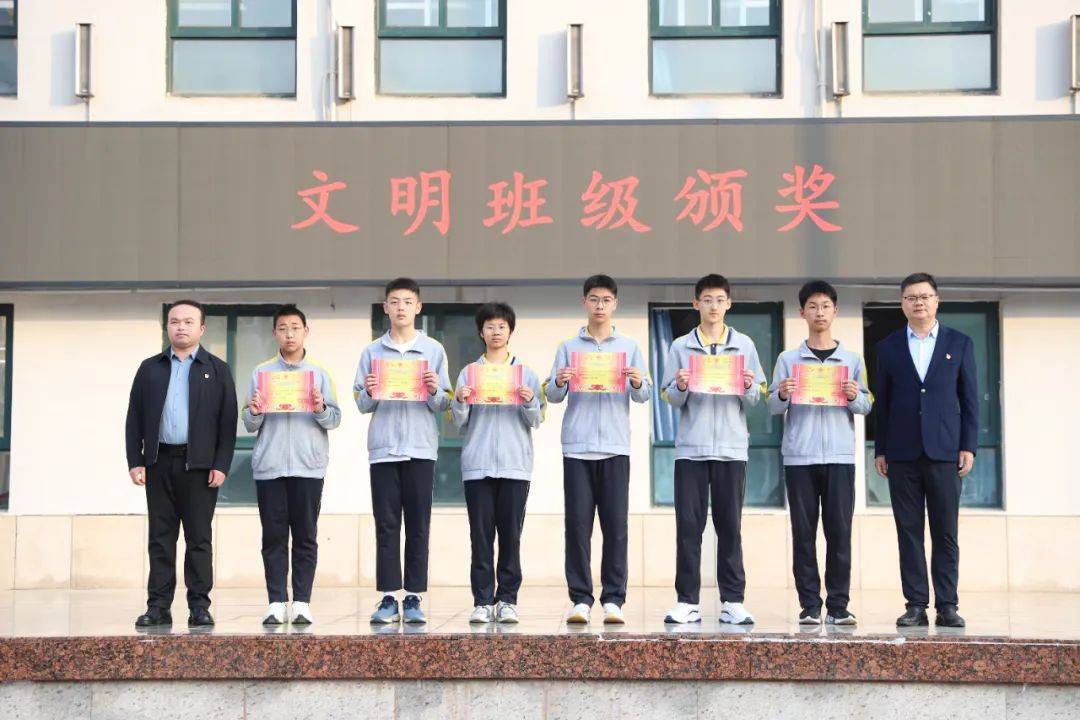 追忆清明缅怀英烈郑州群英中学举行清明节主题升旗仪式