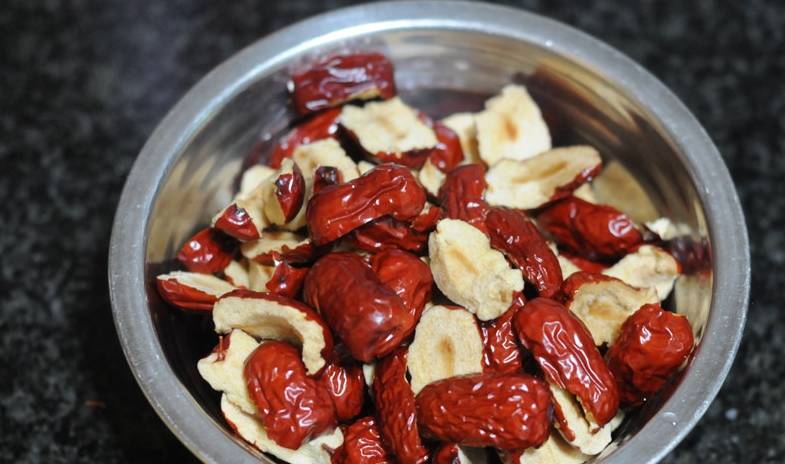 花生油少许,阿胶枣200克配料:孙俪最爱的网红小吃——红糖甑糕