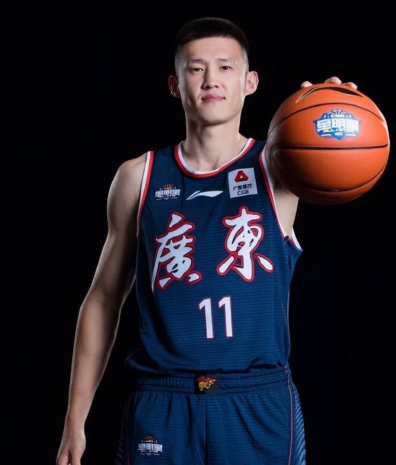 周鹏离开广东很伤心,曾经想过退役,朱芳雨没人情,说话太气人_篮球