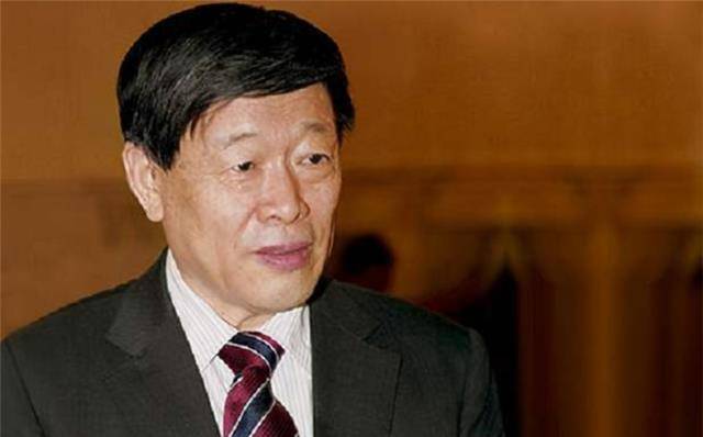 原创山东隐形首富张士平给16万员工盖房自己用200元老年机