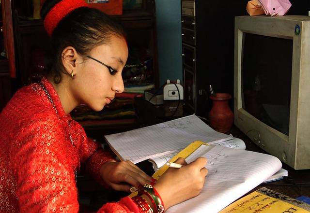 尼泊尔活女神4岁上位10年不能见人被废除后生活很悲惨