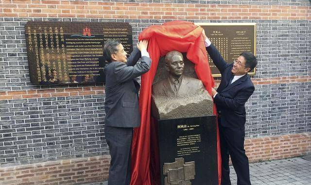 此人是中国"辛德勒",一己之力拯救四千多名犹太人,却少有人知_何凤山