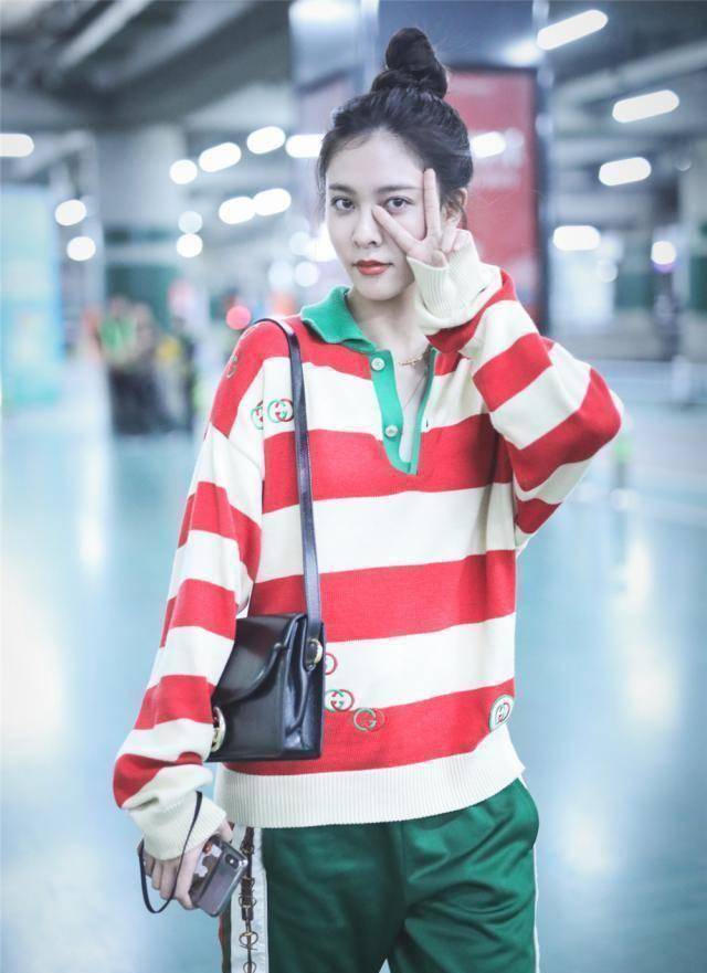 原创95后宋妍霏罕见搭男装穿1万块衬衣套长裤红配绿穿出甜美风