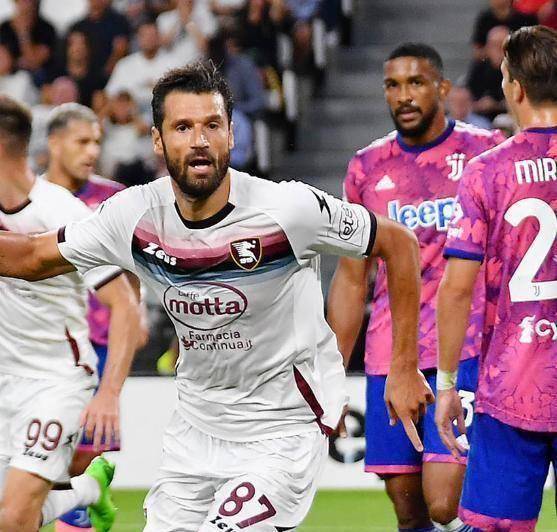 比赛第38分钟,弗拉霍维奇接队友直传球,用德罗巴式的个人能力完成攻门