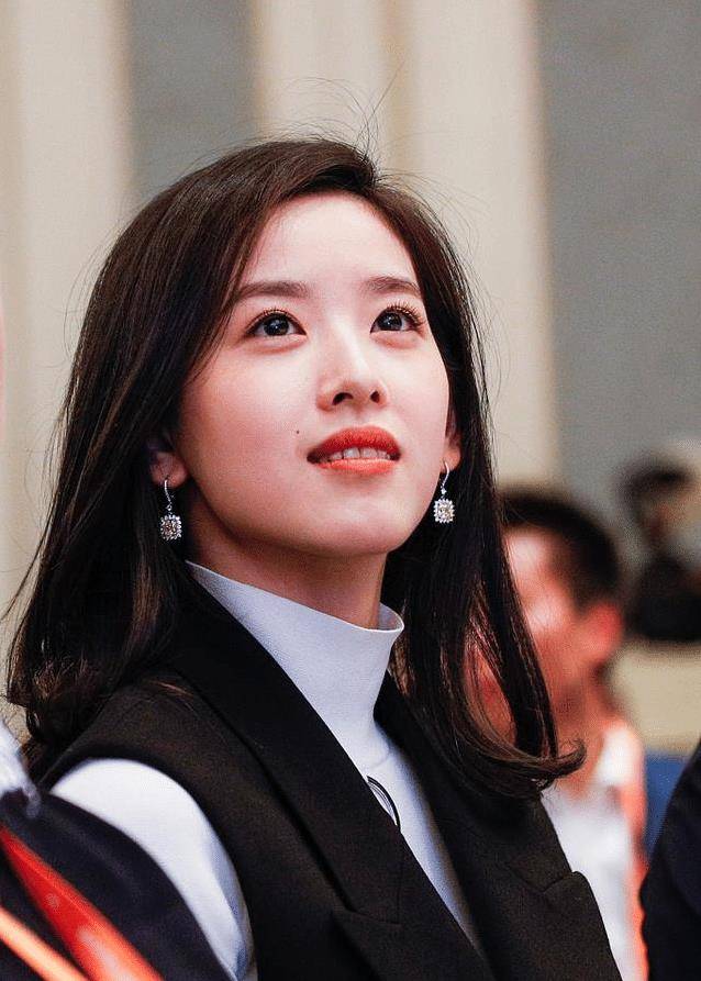 原创章泽天现身时尚派对和一众名媛同场比美遭遇最美公主万宝宝艳压