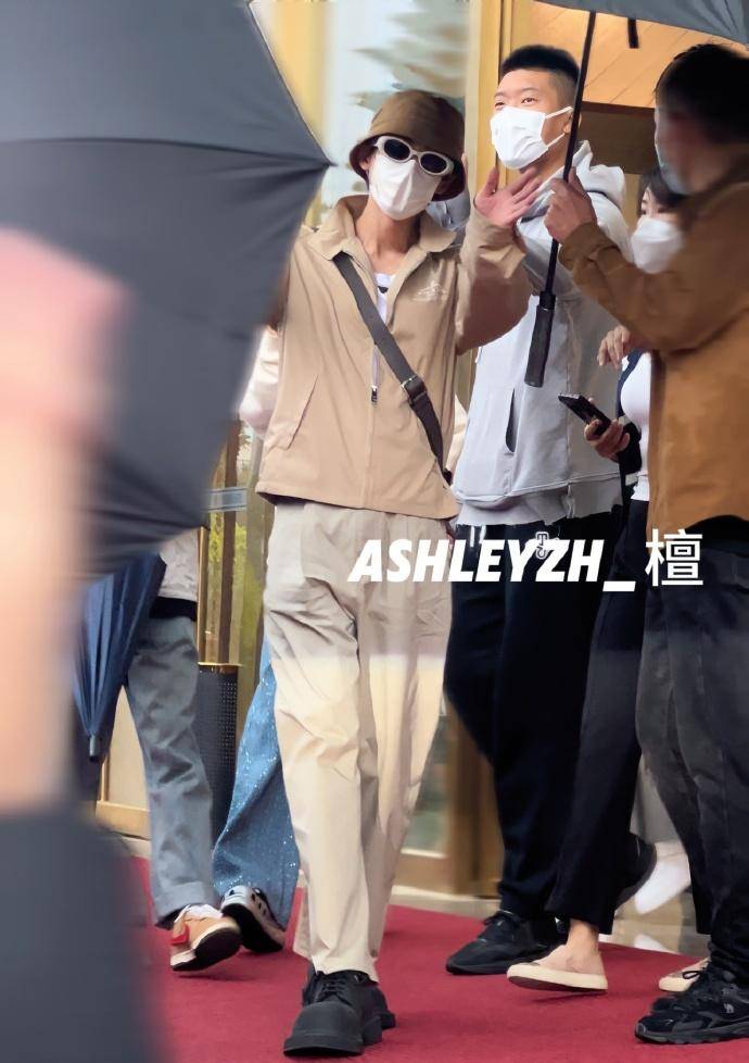 是真当朋友圈在发,四条博整整发了144张照片,外加一条12分钟的vlog