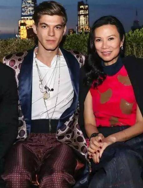 在事业生活都大获成功后,邓文迪的"传奇之路"又将驶向何方还不得而知