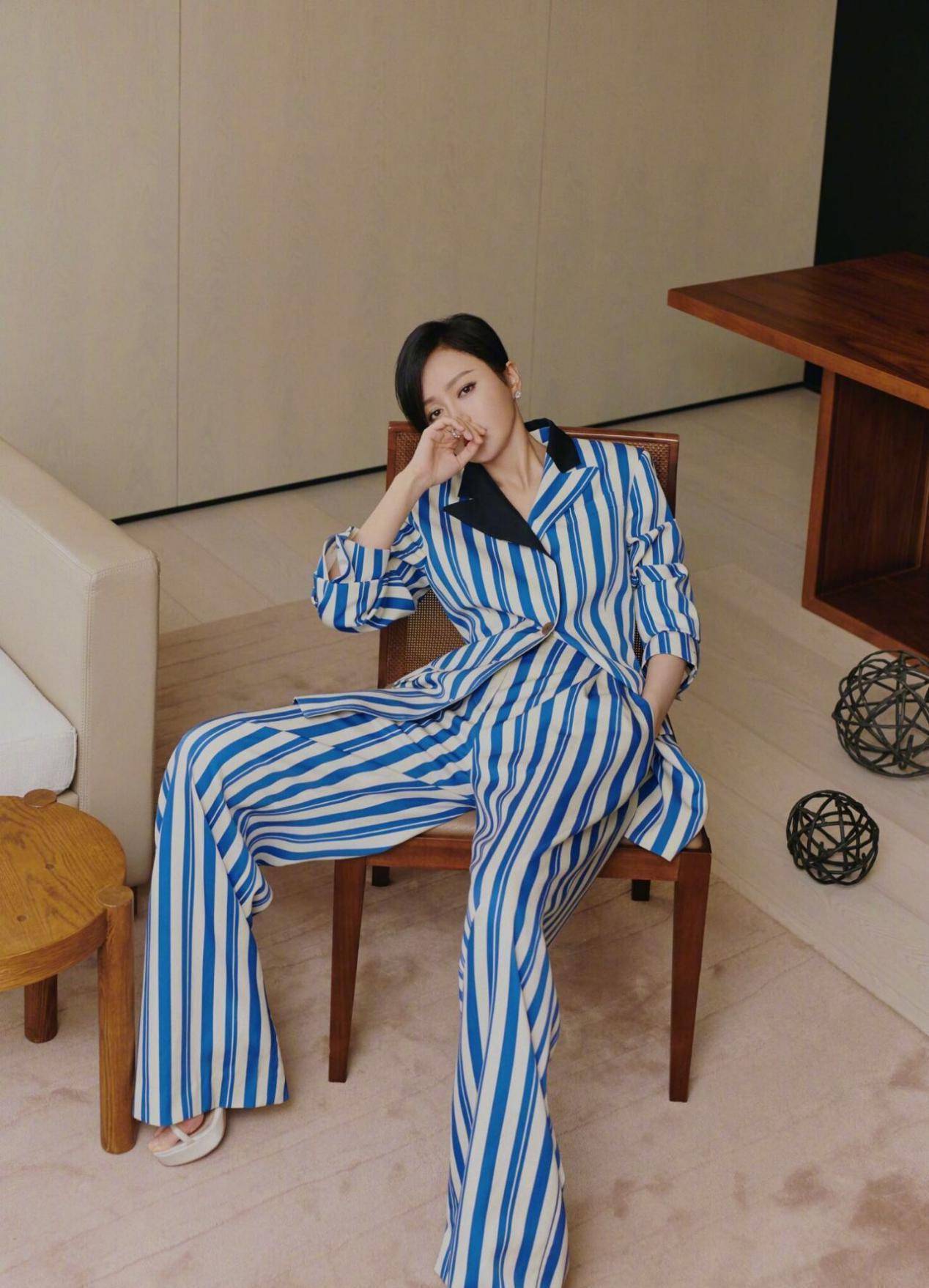 秦岚27岁和黄晓明分手如今40岁逆龄生长上衣搭配腰带秒变裙子