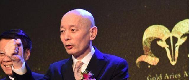 原创64岁葛优一家三口少见同框3岁儿子乖巧可爱戴帽子防人识