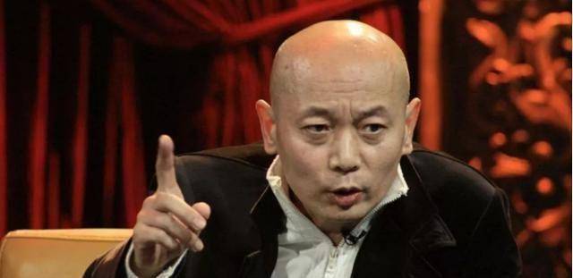 原创64岁葛优一家三口少见同框3岁儿子乖巧可爱戴帽子防人识