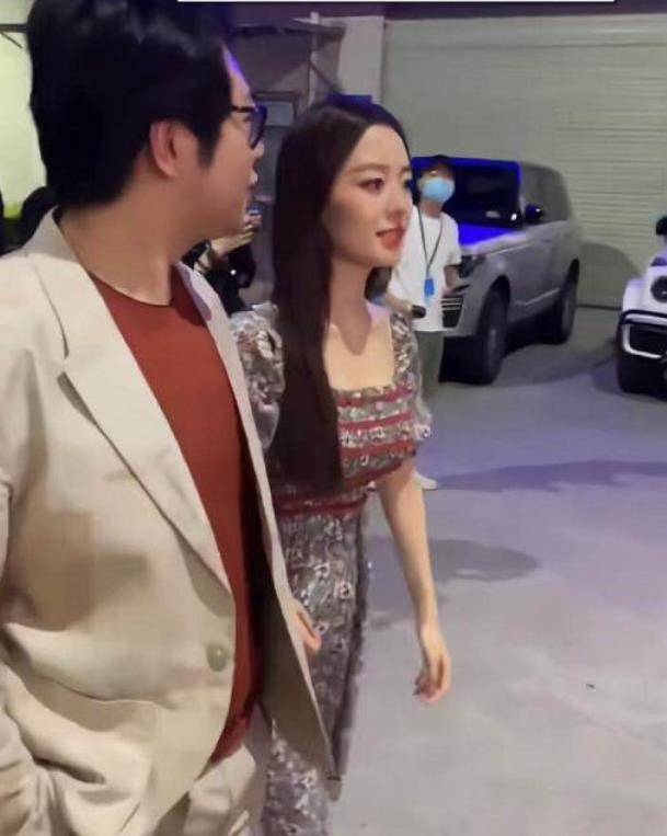 原创吉娜郎朗出门被偶遇路人镜头下吉娜真实腿围腰围真是瘦过度了