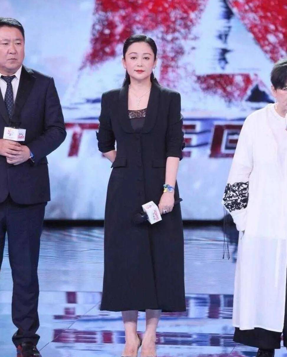 陈凯歌携三婚老婆走红毯小17岁陈红断崖式衰老满脸沧桑