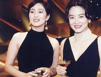 就连影后巩俐也要将林青霞称之为是前辈,两个人早年间的合影也是太过