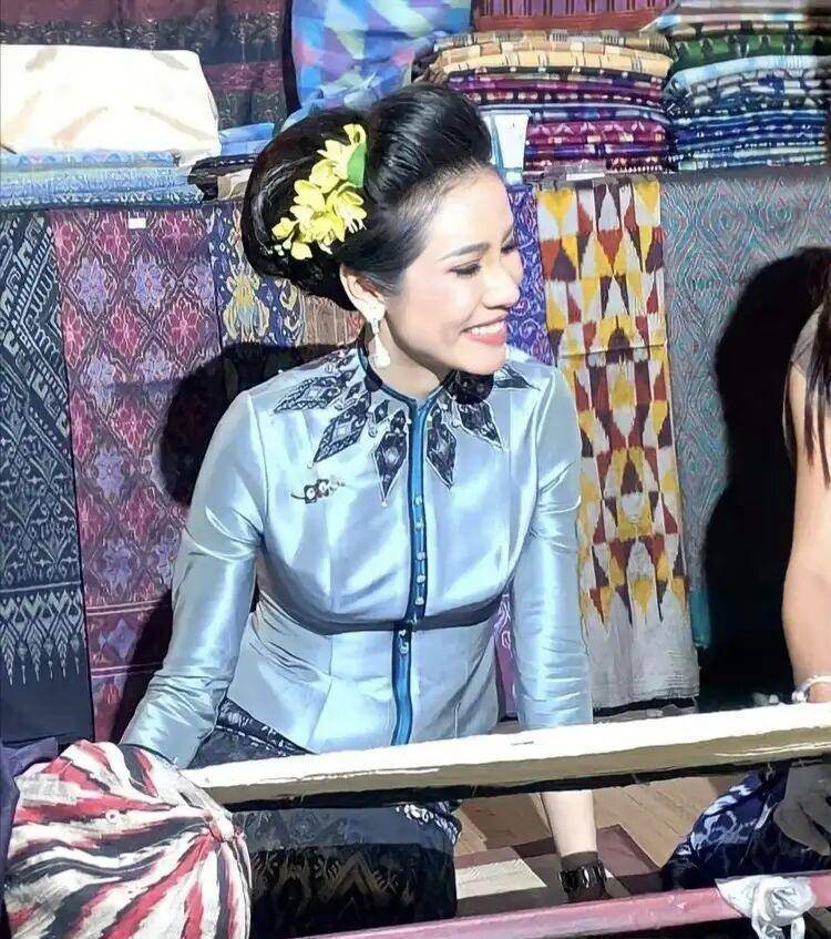 原创泰国贵妃为了赢穿旗袍身材发福却更有韵味王后为显嫩穿蕾丝