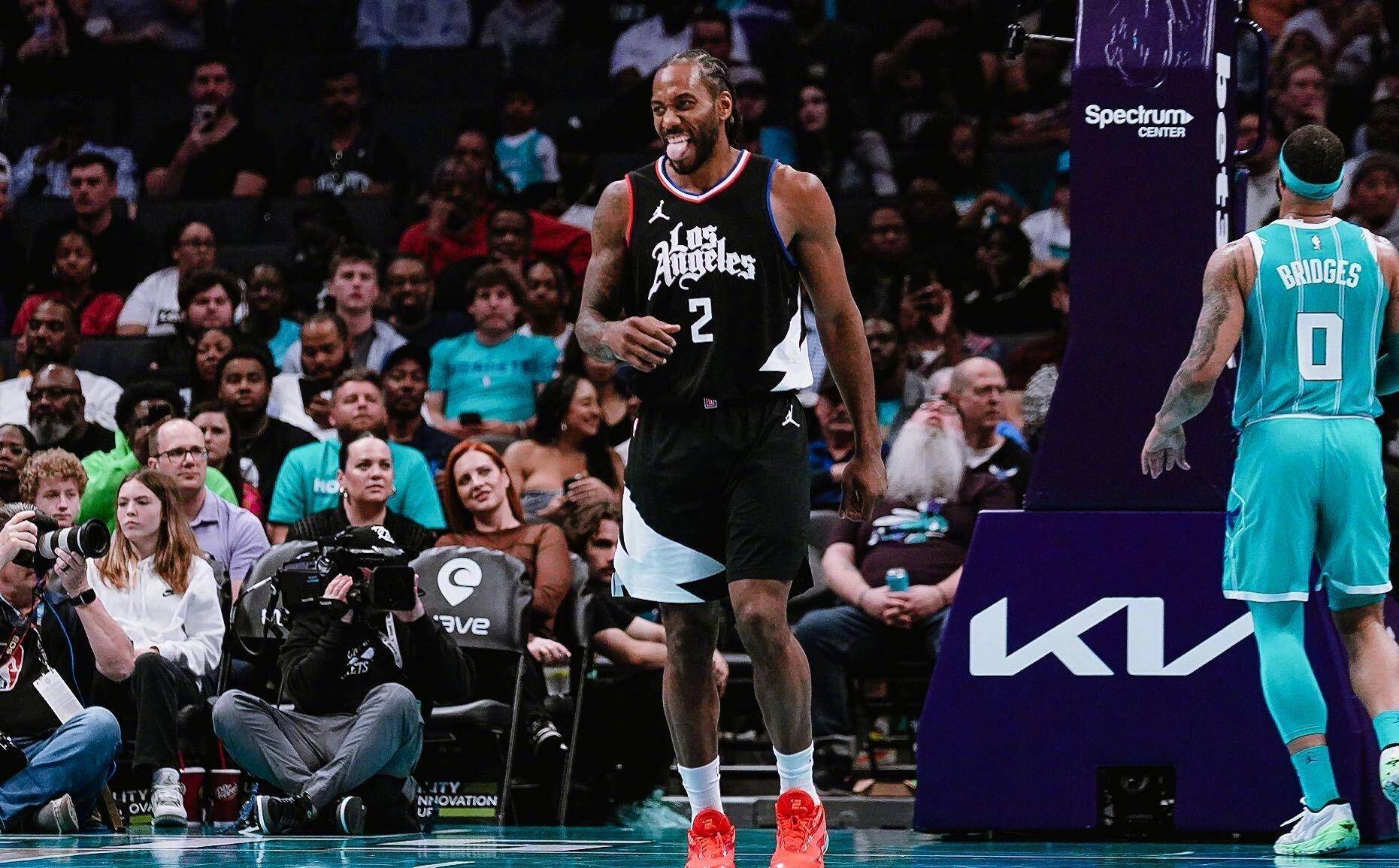 快船战胜黄蜂保罗乔治诠释曼巴精神哈登球迷争夺呼吸权失败