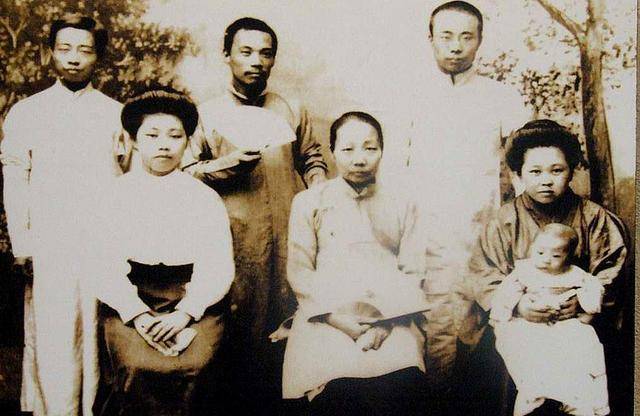 由哥哥找,老婆孩子由哥哥养,他却在60岁后当了大官_周建_作人_鲁迅