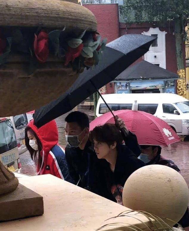 原创鹿晗黄子韬同框两人穿同款破洞裤未修图中身高差意外了