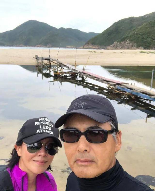 原创55岁刘嘉玲约发哥爬山65岁周润发两鬓斑白网友岁月不饶人