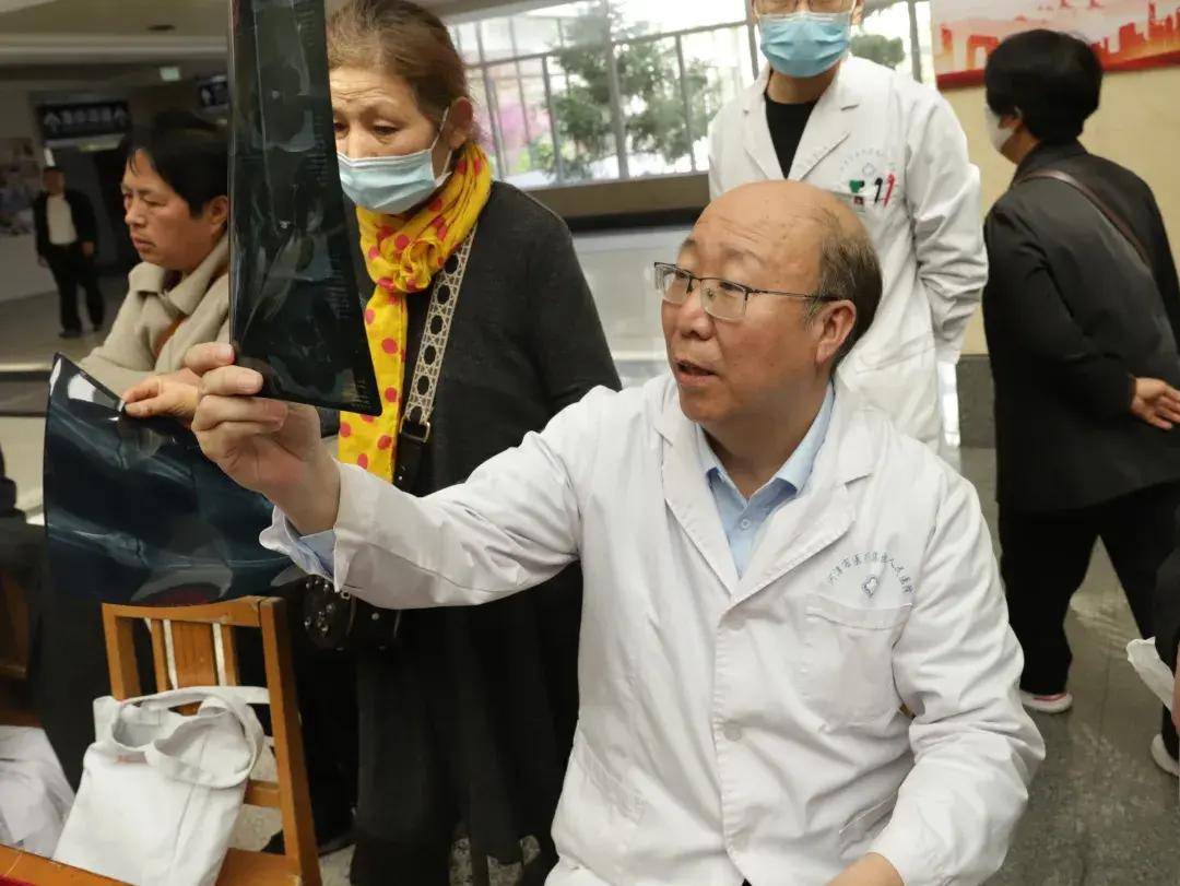 现场直击山大二院骨科博士大咖齐聚河津义诊授课