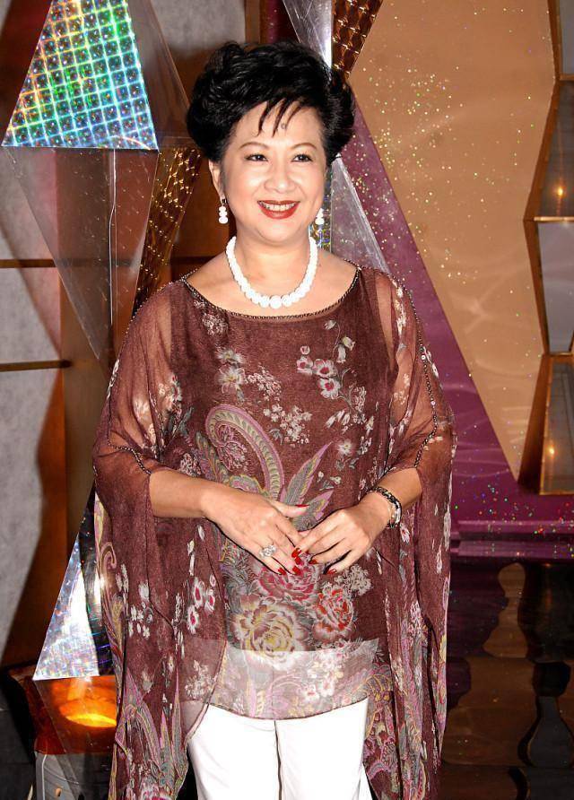 原创70岁薛家燕复出14年首度取消寿宴与子女家中庆生小17岁男友缺席