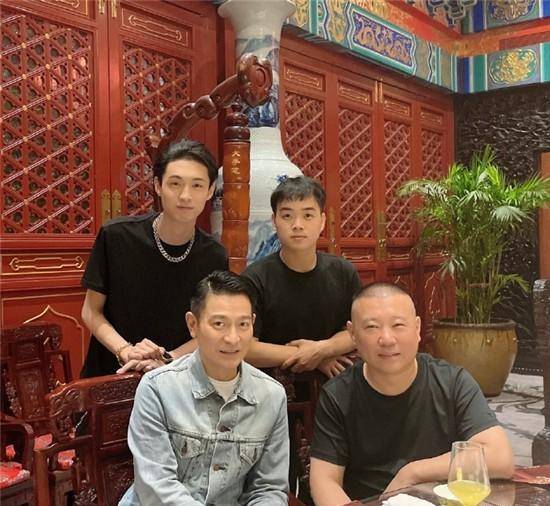 虽然说年纪和郭德纲是同龄人,但是刘德华在粉丝心目中属于不老的男神