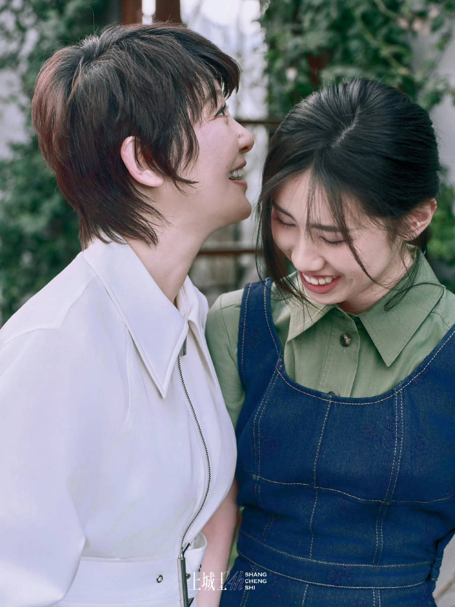 原创徐帆与养女同框拍写真母女穿亲子装温馨治愈养女嘴型像冯小刚