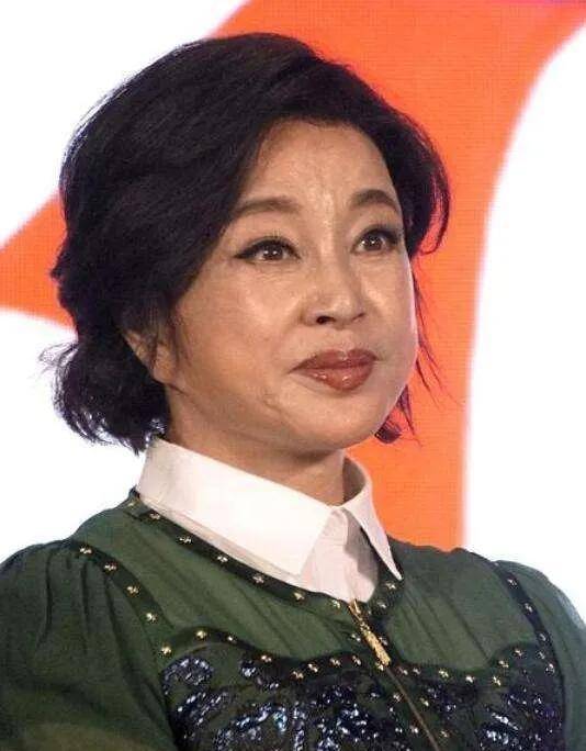 原创那些浓妆艳抹的老年女明星们究竟在和谁较劲