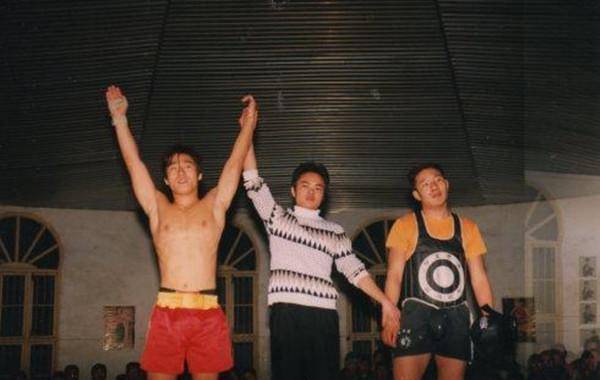 在英留学期间,岳松曾开设武馆,被好斗者闹事,不得不卷入黑拳之中
